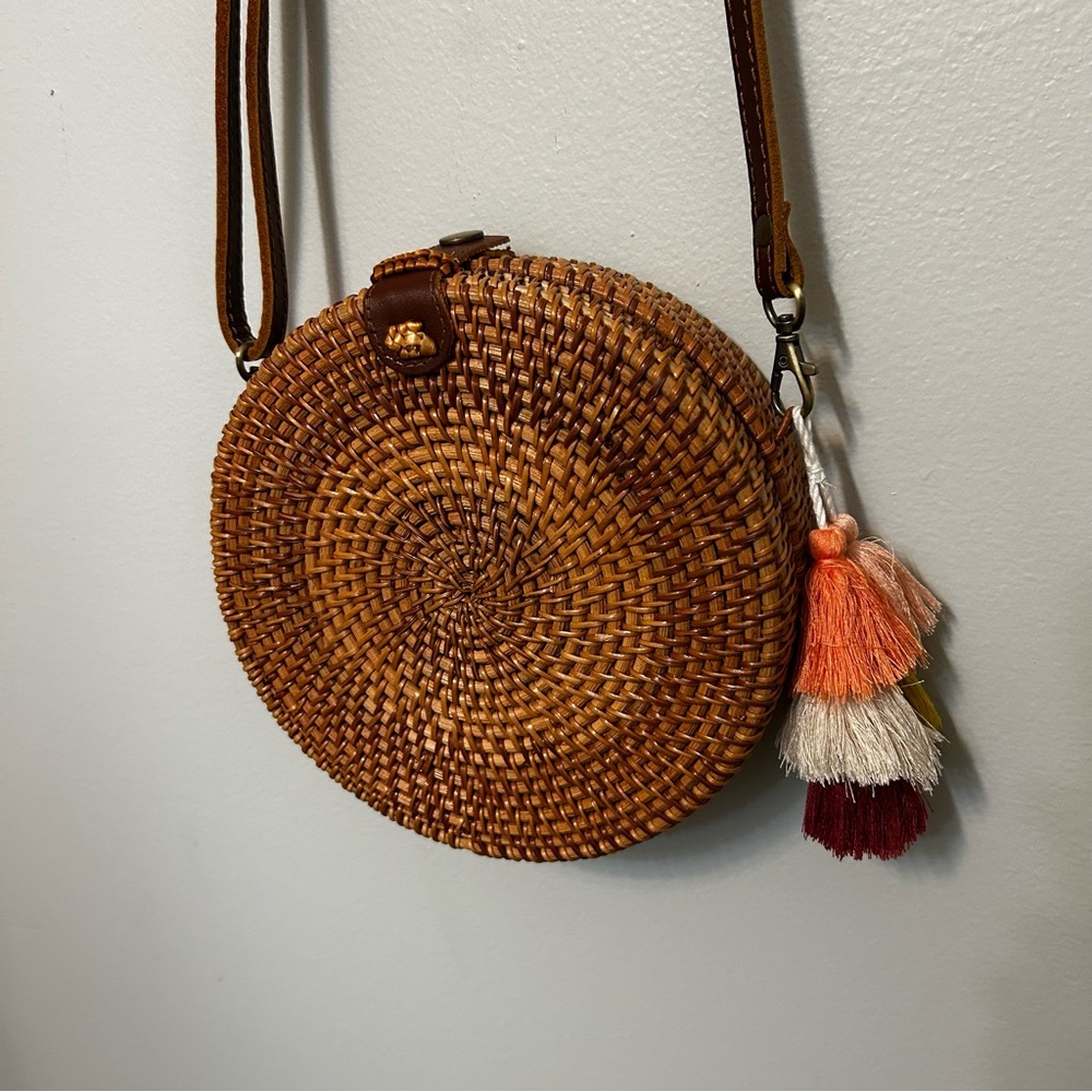 Woven Wicker Drum Crossbody Bag Leather Strap Button Closure EUC Fabric Interior